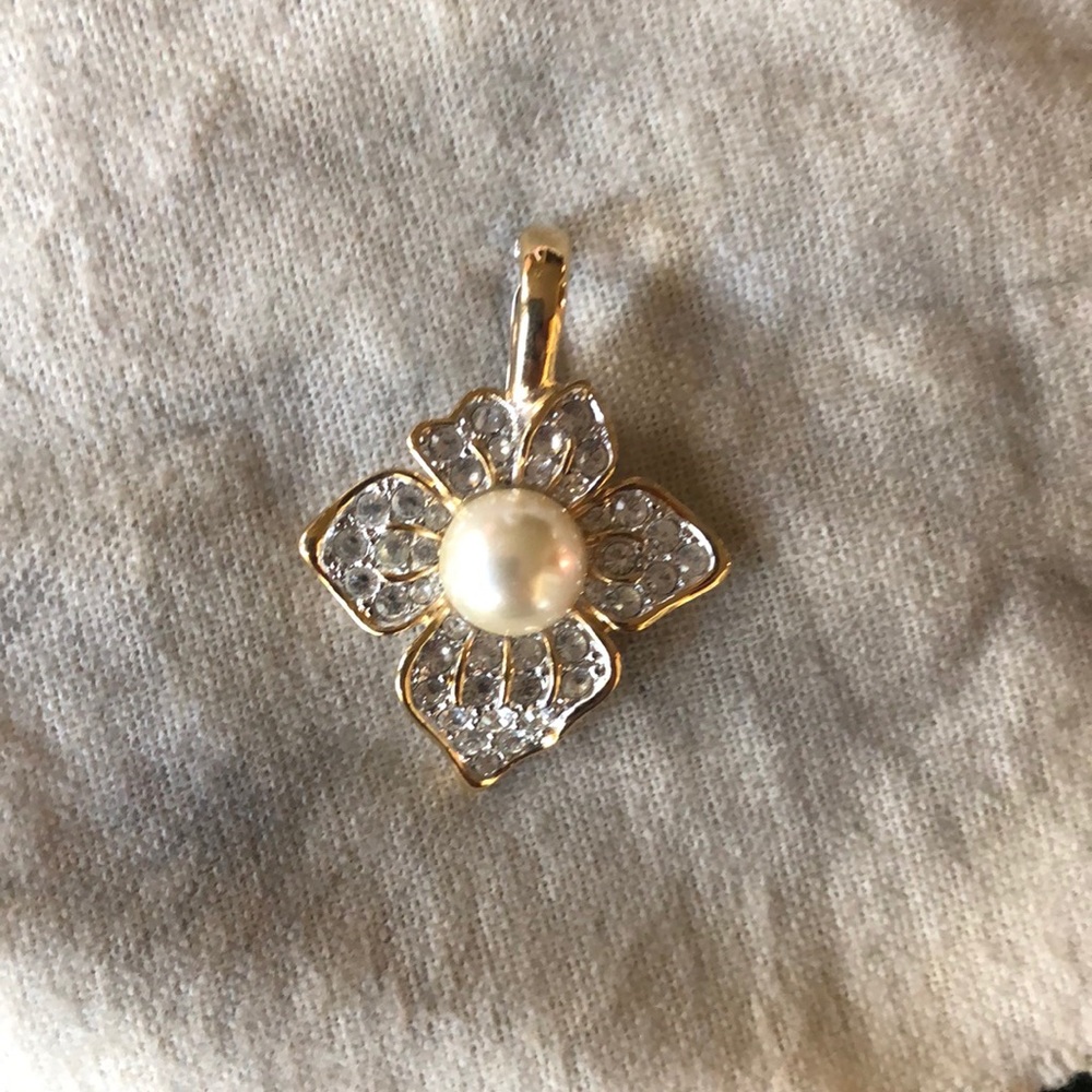 Gorgeous pendant with diamonds and pearl in center